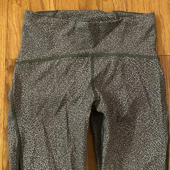 Lululemon sz 6 Train Times Crop (17") Fractal Alpine White Black / Black GUC - Picture 7 of 13